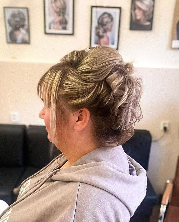Voľný drdol s ofinou a pramienkami okolo tváre